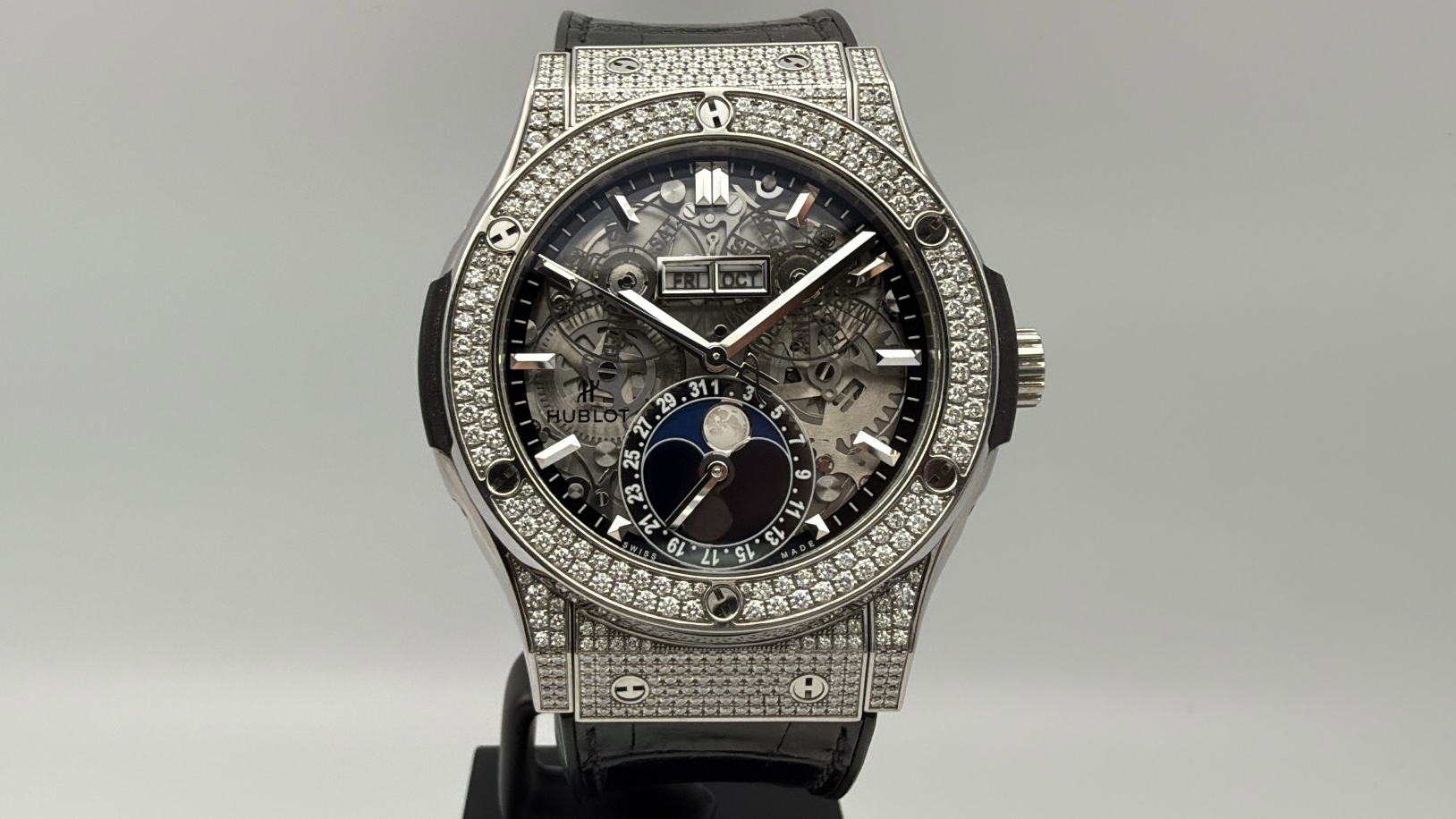 Hublot Classic Fusion Aerofusion 42mm Moonphase Pave