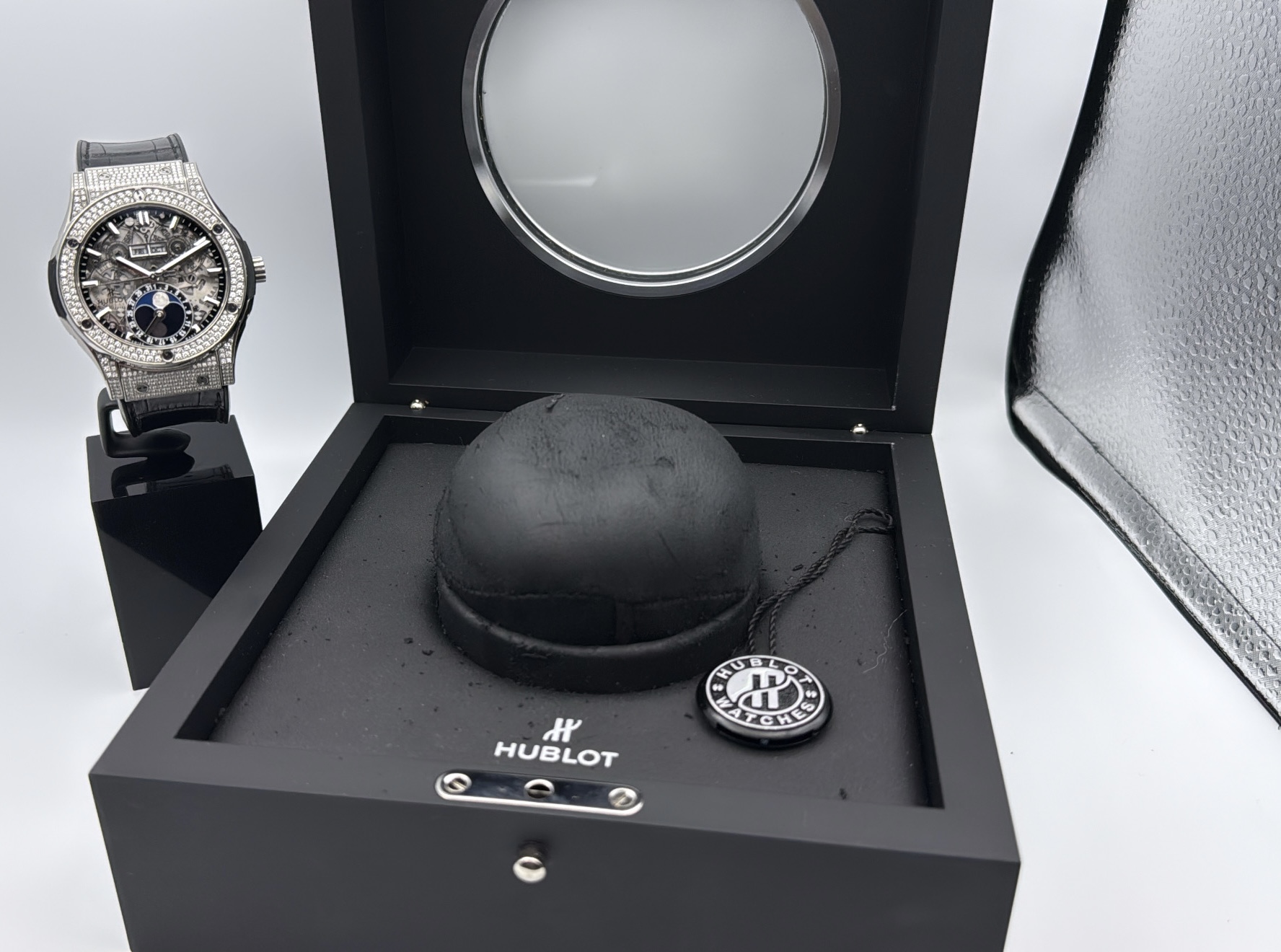 Hublot Classic Fusion Aerofusion 42mm Moonphase Pave
